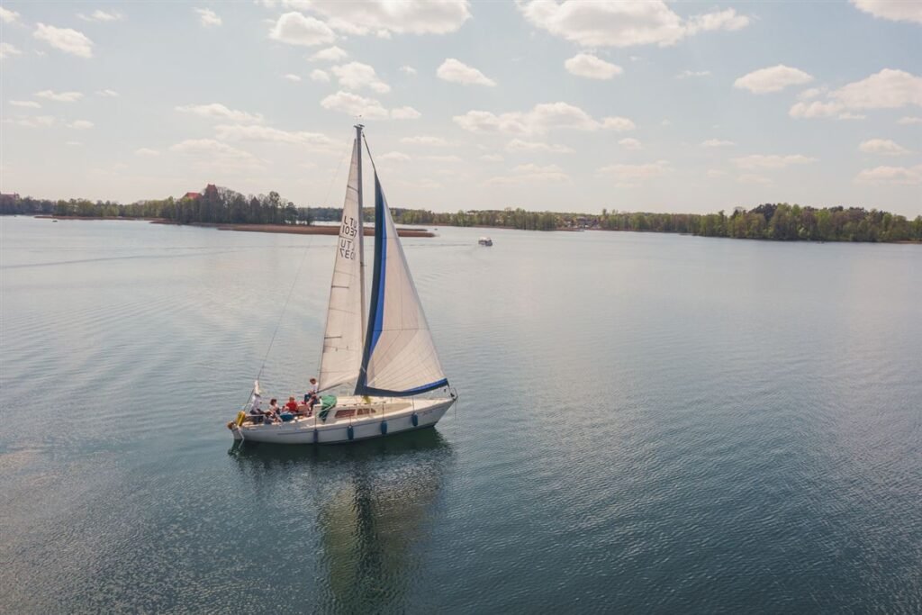 Burinė jachta „Žaltys“ su svečiais plaukia Galvės ežere, Trakai
