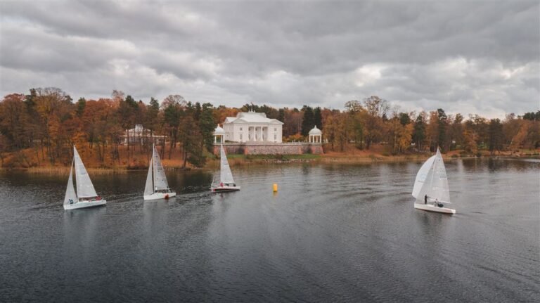Jachtų regata prie Užutrakio dvaro rudenį