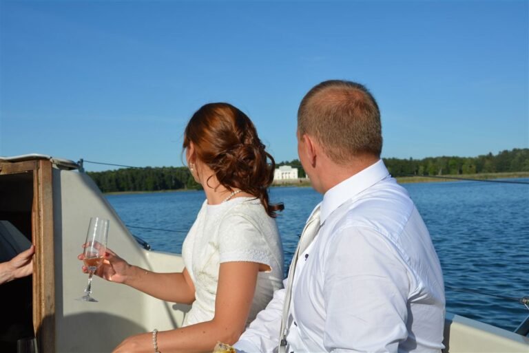 Pora jachtoje su šampanu Galvės ežere